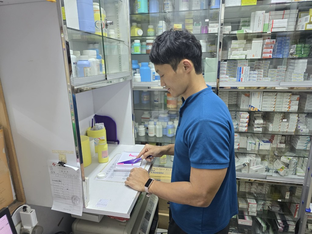 李興洙是首位從韓國來港、以專業資格認證途徑在港執業的藥劑師。 李興洙是首位從韓國來港、以專業資格認證途徑在港執業的藥劑師。