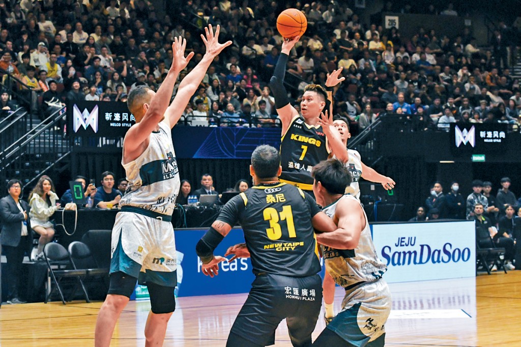 林書豪（黑衫7號）攻入全隊最高27分，助新北國王作客大勝東道主澳門黑熊。