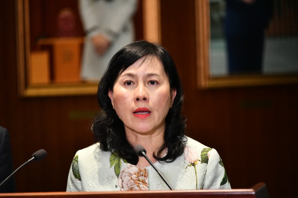 運物局局長陳美寶預計,石油氣補貼將惠及約16,900部的士、3,440部公共小巴及170部保姆車。盧江球攝 運物局局長陳美寶預計,石油氣補貼將惠及約16,900部的士、3,440部公共小巴及170部保姆車。盧江球攝