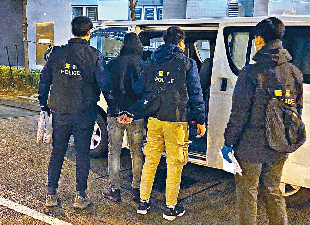 警方在公屋單位帶走涉案毒販。
