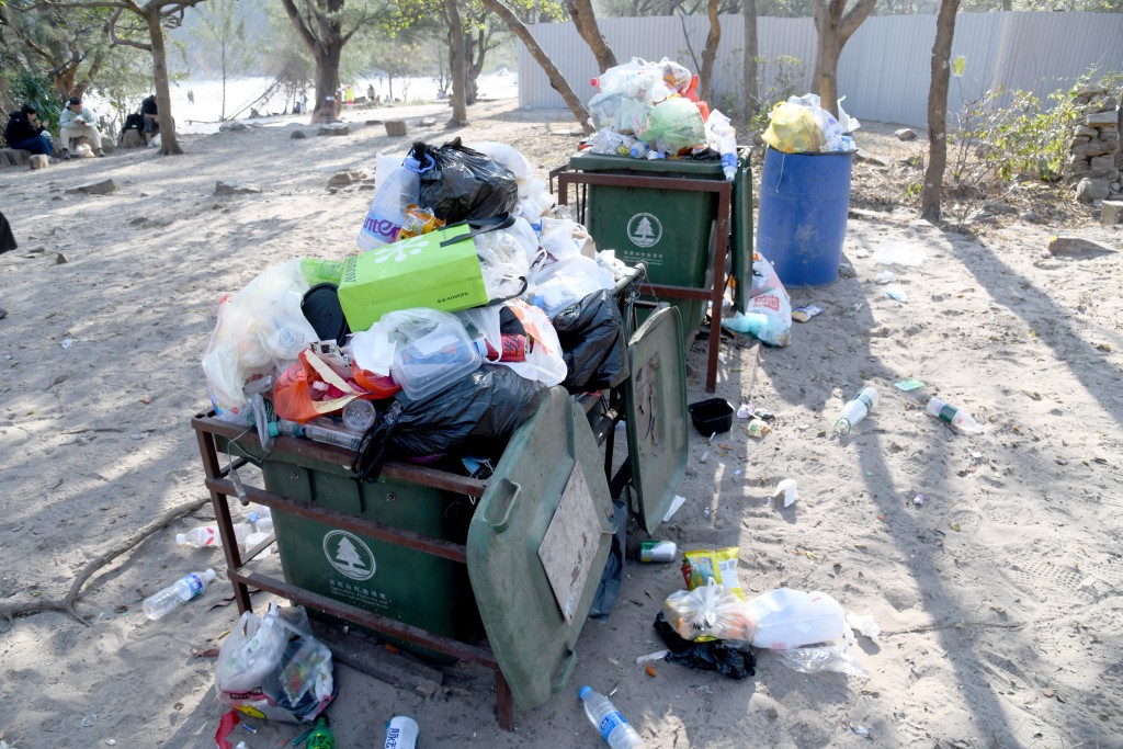 現場所見，不少垃圾被棄置沙灘地上。