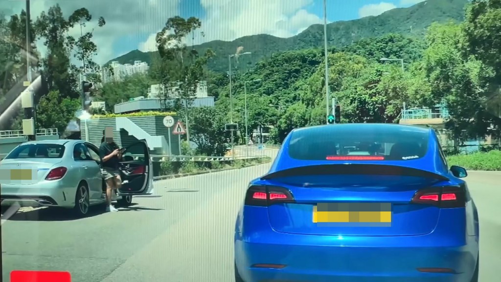 意外發生後,私家車女司機立即落車,但竟然舉起手機拍攝Tesla私家車。 意外發生後,私家車女司機立即落車,但竟然舉起手機拍攝Tesla私家車。