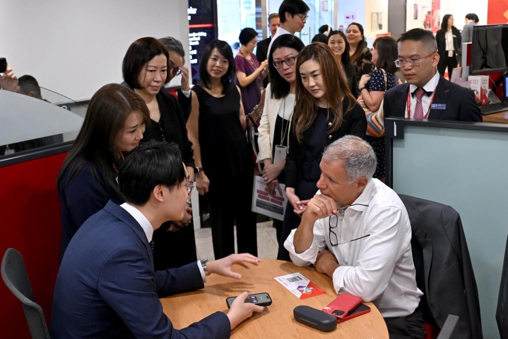 艾橋智會見一眾香港滙豐高層及員工。（林慧虹社交媒體圖片）