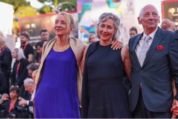 导演兼男主角毕列谷巴因罢工未有现身首映礼，由故事主人翁Leonard Bernstein的3名子女充当主人家。