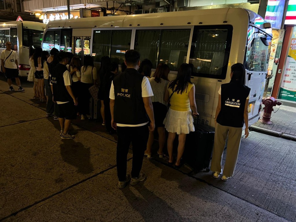 人員拘捕32名內地女子及12名非華裔女子,年齡介乎17至52歲。警方圖片 人員拘捕32名內地女子及12名非華裔女子,年齡介乎17至52歲。警方圖片
