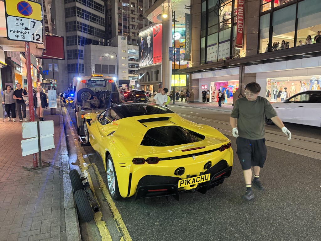 拖車師傅周圍望。