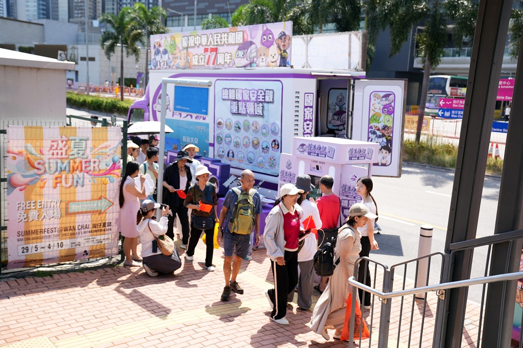 NSpeed國安號宣傳車首站亮相灣仔市民踴躍打卡歡慶國慶。警方提供