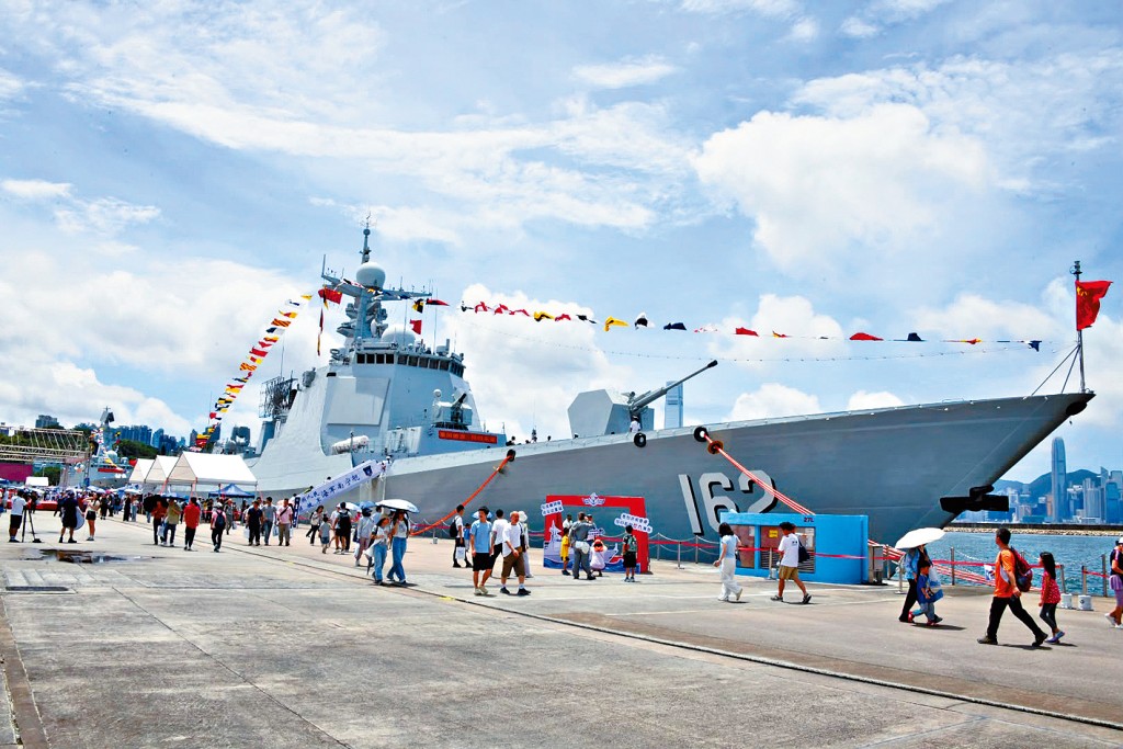 「南寧艦」為解放軍導彈驅逐艦，來港後停靠在昂船洲軍營。