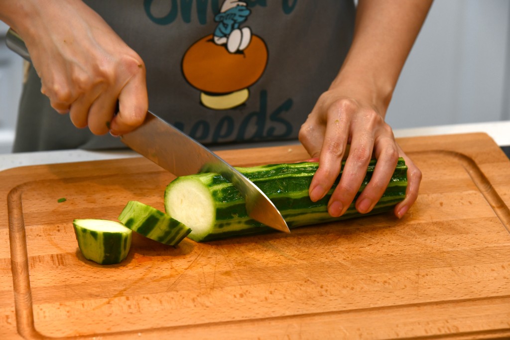 Step 2：絲瓜去皮後切件。 Peel the luffa, then cut into pieces.