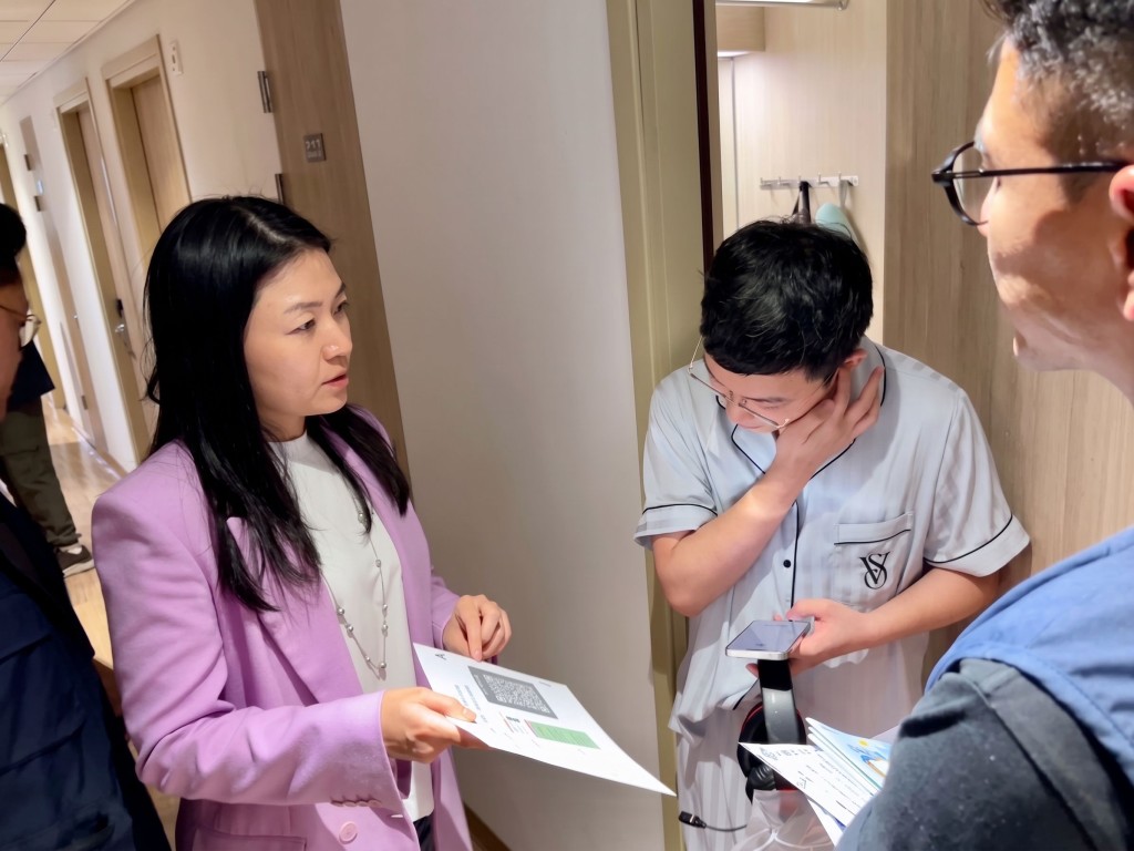 警方推行多項防騙措施，向初到港非本地生深入講解騙案手法及提供網上支援。