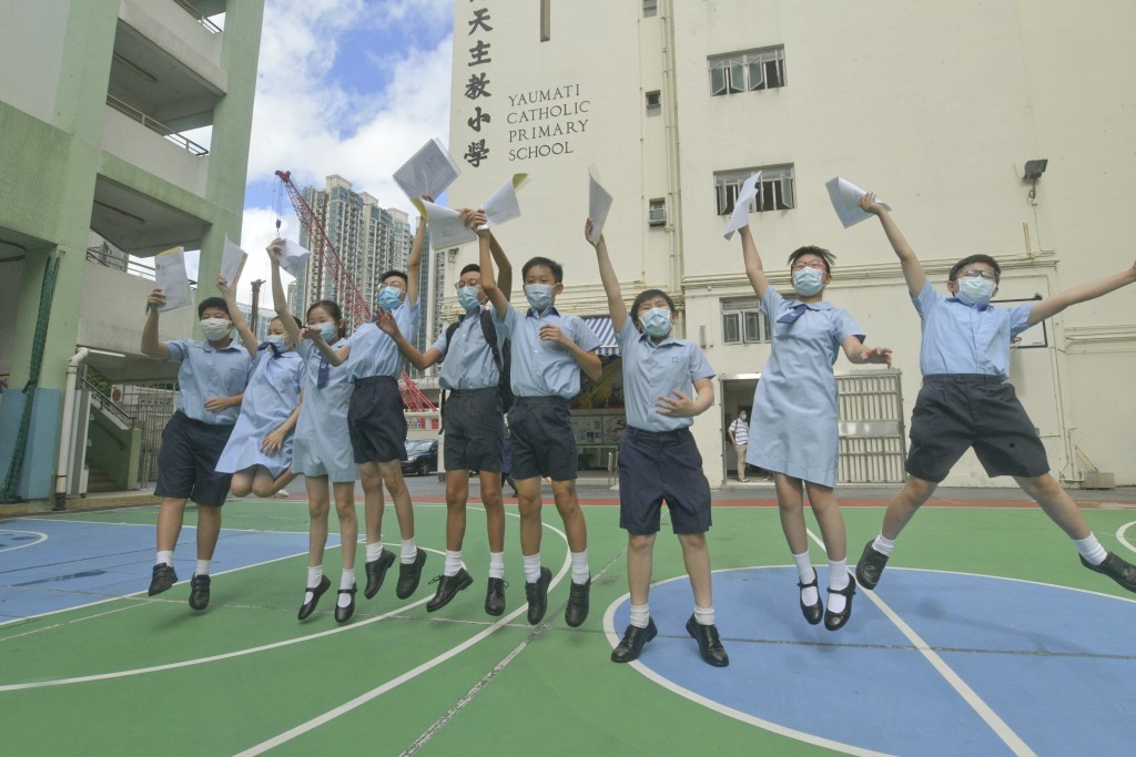 本年度中一「統一派位」結果延至七月二十六日公布。圖為去年的升中派位結果公布日。