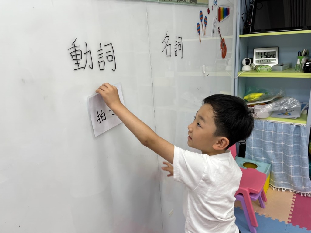 家長要協助孩子加強運用連接詞與應用詞。（圖片來源：受訪者提供）