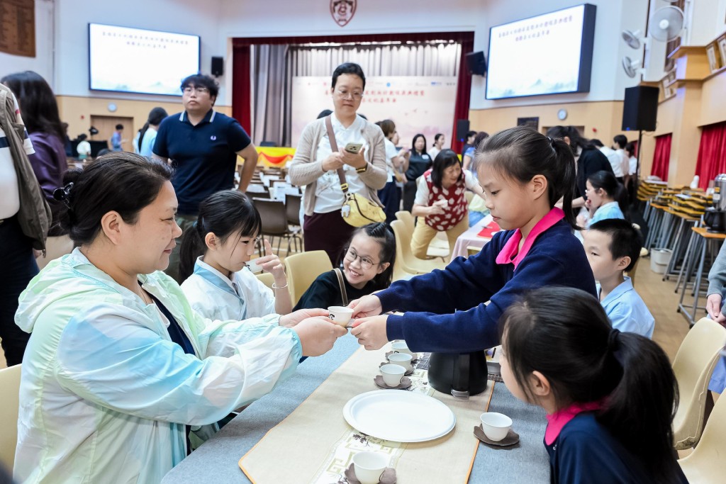 學生即場奉茶向家長表達感恩。
