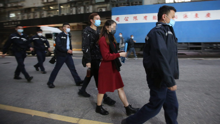 疑受騙女職員。