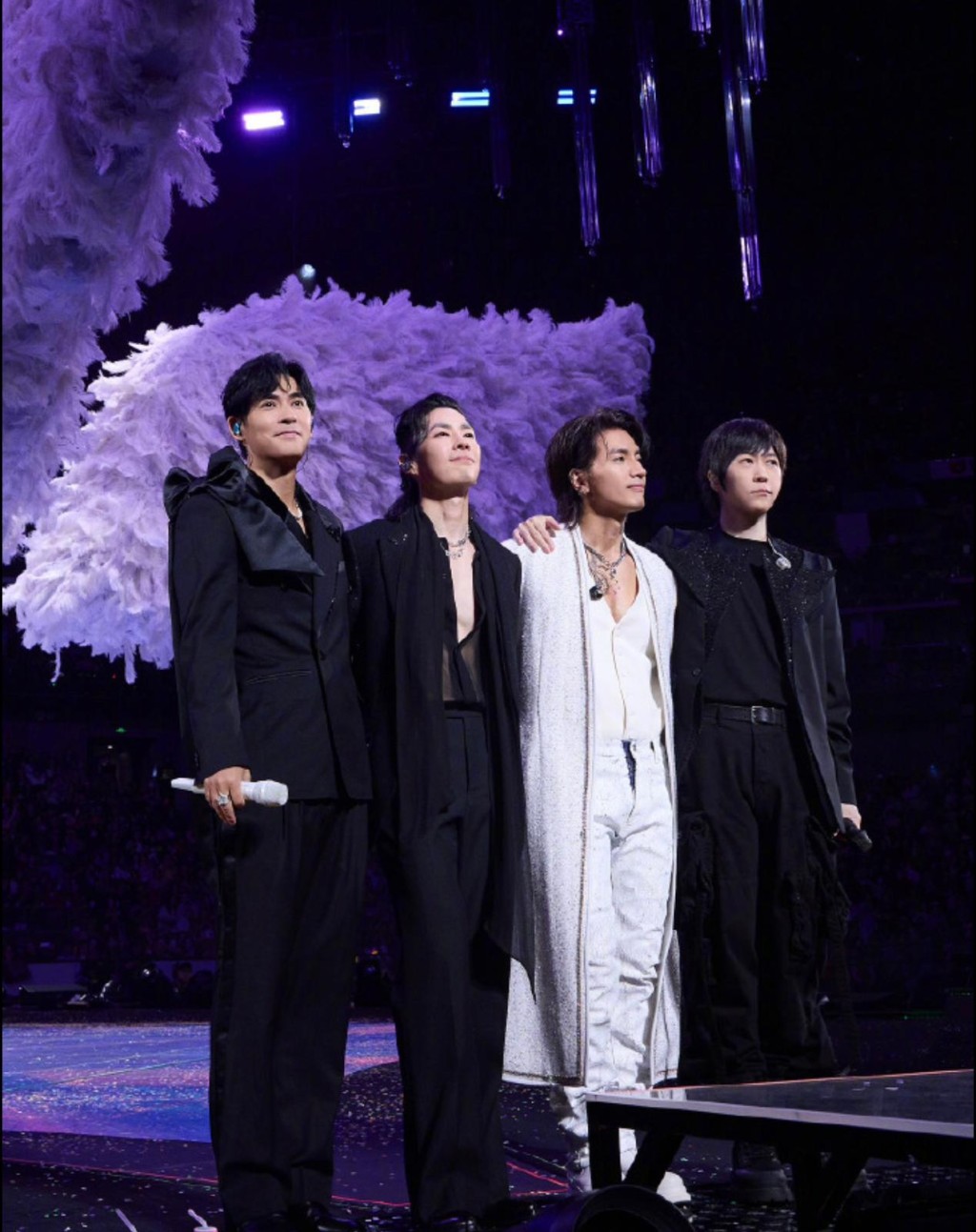 五月天主唱阿信近來與F3（言承旭、吳建豪、周渝民）舉行《F☆FOREVER恆星之城巡迴演唱會》。