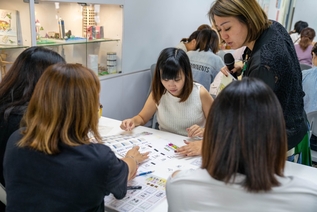 學校安排中文默書家長工作坊，教導家長如何替小朋友溫習中文字形及結構。（圖片來源：受訪者提供）