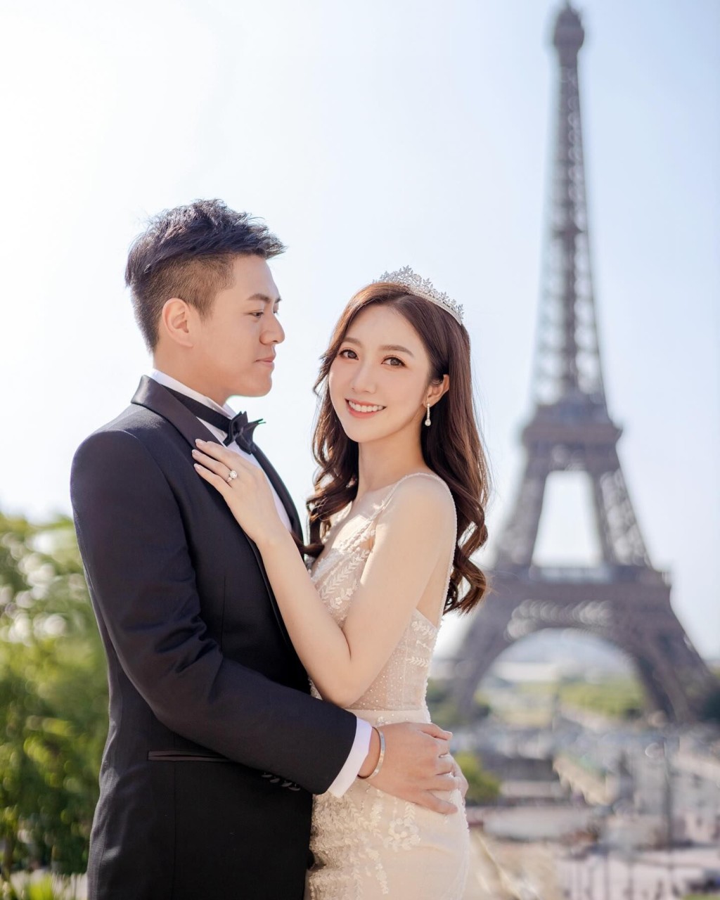何依婷及林生于巴黎铁塔下影婚纱相。