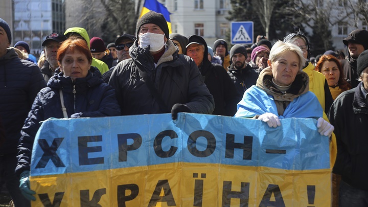 示威民眾高舉烏克蘭國旗，強調赫爾松是烏克蘭一部分。AP圖片