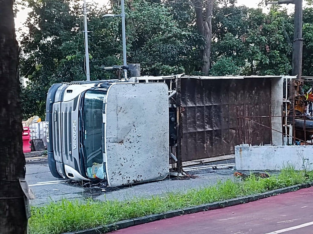 貨車失控翻側。網圖