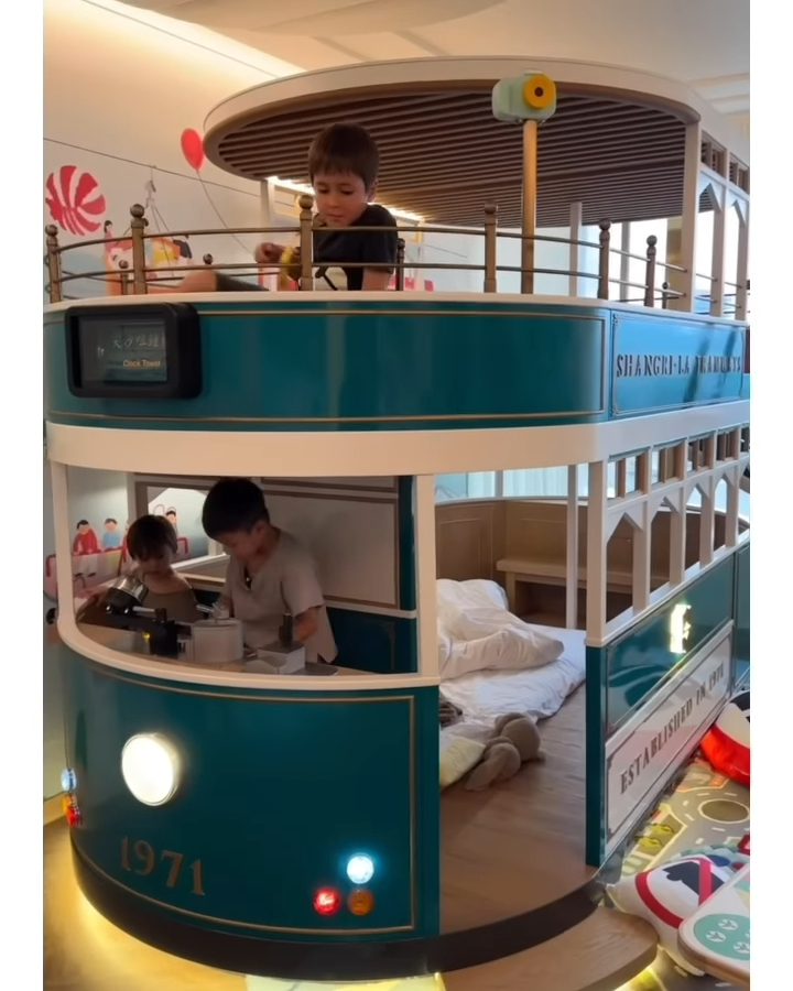 兒童睡房設計別具特色，躺在電車設計的雙層兒童床，仿如駕駛電車一樣遊走香港市區。