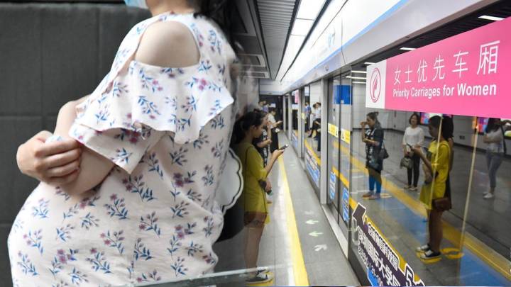 深圳有孕婦不滿乘坐地鐵女性優先車廂期間未獲讓座。資料圖片