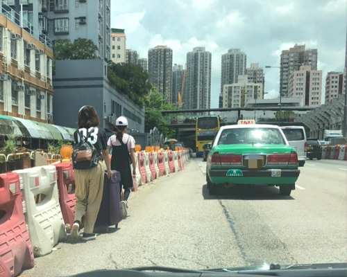 有2名旅客拖行李喼進入屯門公路。Daniel Lam Tsz Fai圖片