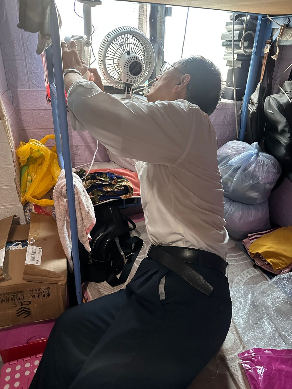 林超英為劏房戶安裝低耗電的USB風扇,位置和方向為了把外面的空氣抽進來。(林超英fb) 林超英為劏房戶安裝低耗電的USB風扇,位置和方向為了把外面的空氣抽進來。(林超英fb)