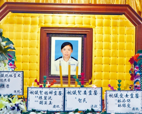 靈堂中央放置林婉儀戎裝遺照。