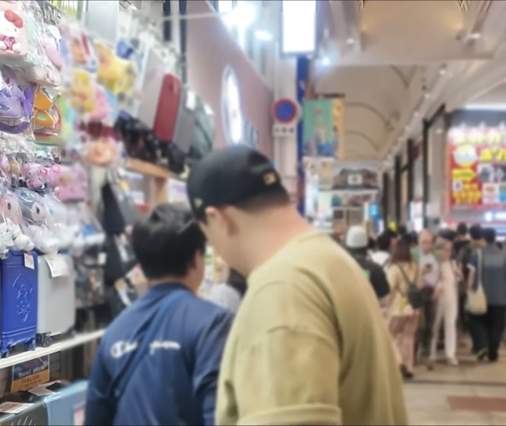 陸恩英生氣追上去。 Youtube / MadBro 陸恩英生氣追上去。 Youtube / MadBro