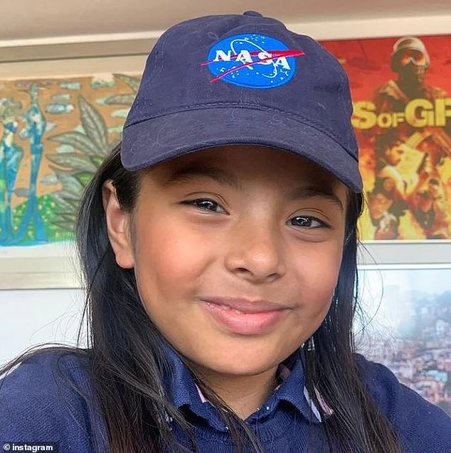 今年11岁的阿达拉正在攻读数学硕士，梦想可殖民火星。IG