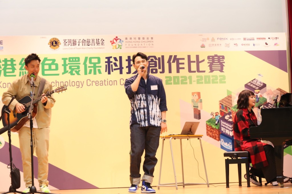 王梓軒(中)只花5分鐘作好一首兩分鐘的歌。