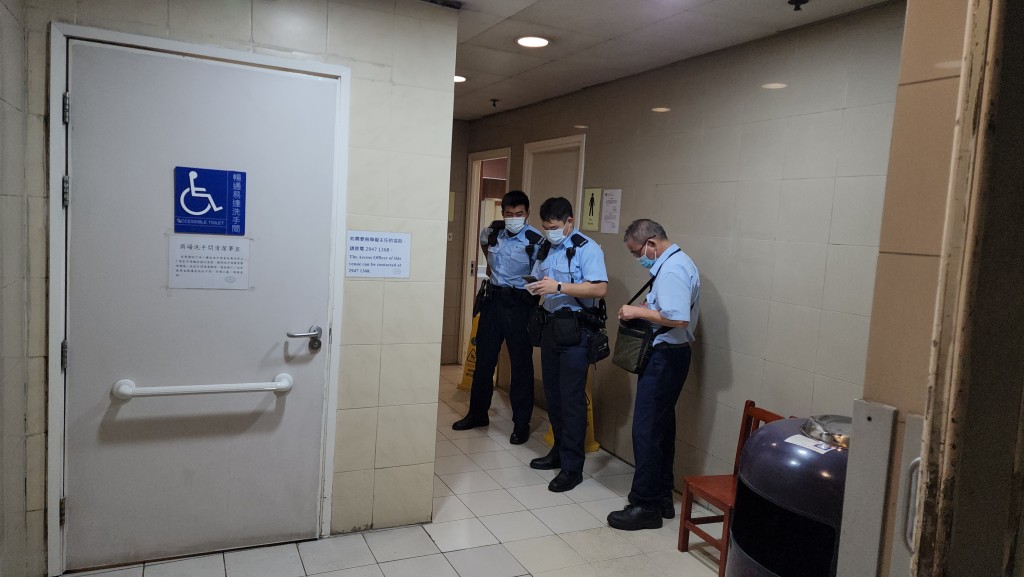 警方到場調查。 警方到場調查。