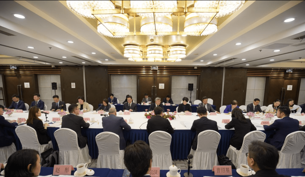 律師會拜訪司法部，中華全國律師協會的代表亦出席了會議。香港律師會fb