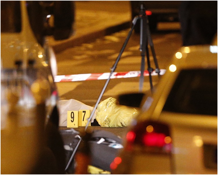 其中一名途人死亡。 AP 