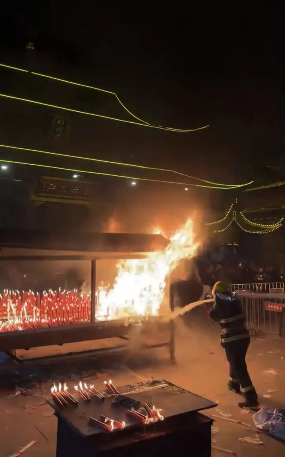 上海財神廟香火鼎盛,消防射水惹熱議,廟方澄清:澆水降溫。 上海財神廟香火鼎盛,消防射水惹熱議,廟方澄清:澆水降溫。