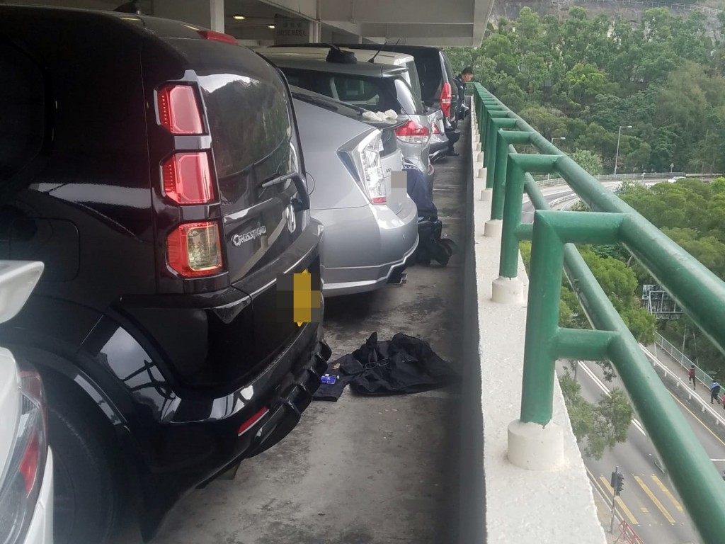 警方在停車場檢獲死者的財物。