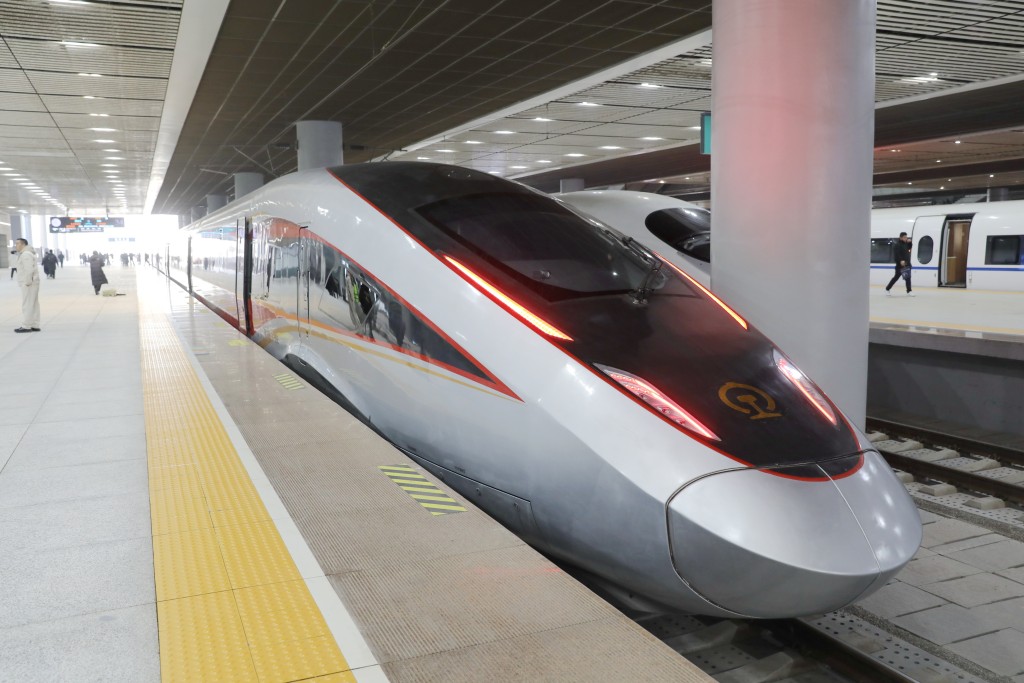 西安至革命老區延安(簡稱西延高鐵)的首條高鐵正式開通運營。新華社 西安至革命老區延安(簡稱西延高鐵)的首條高鐵正式開通運營。新華社