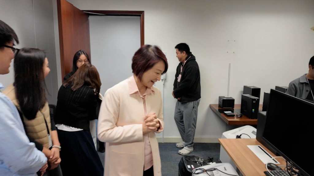 自第二屆立法會起，每次換屆秘書處都會舉行「賣物會」。李慧琼FB