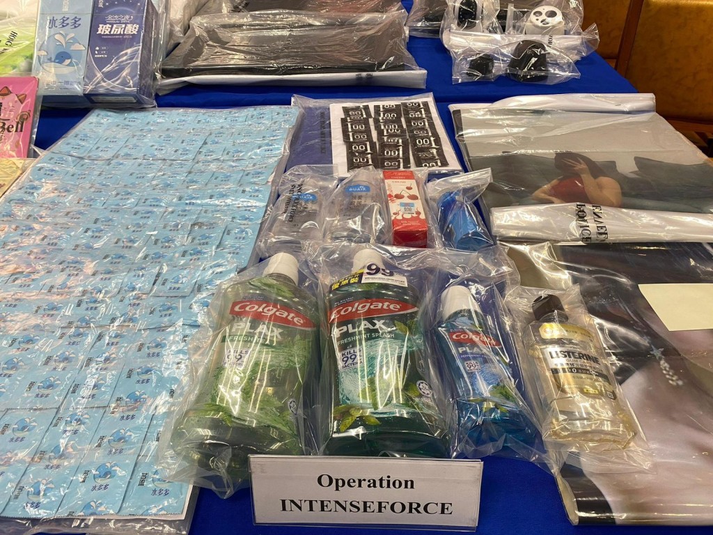 警方检获一批漱口水及安全套。 警方检获一批漱口水及安全套。