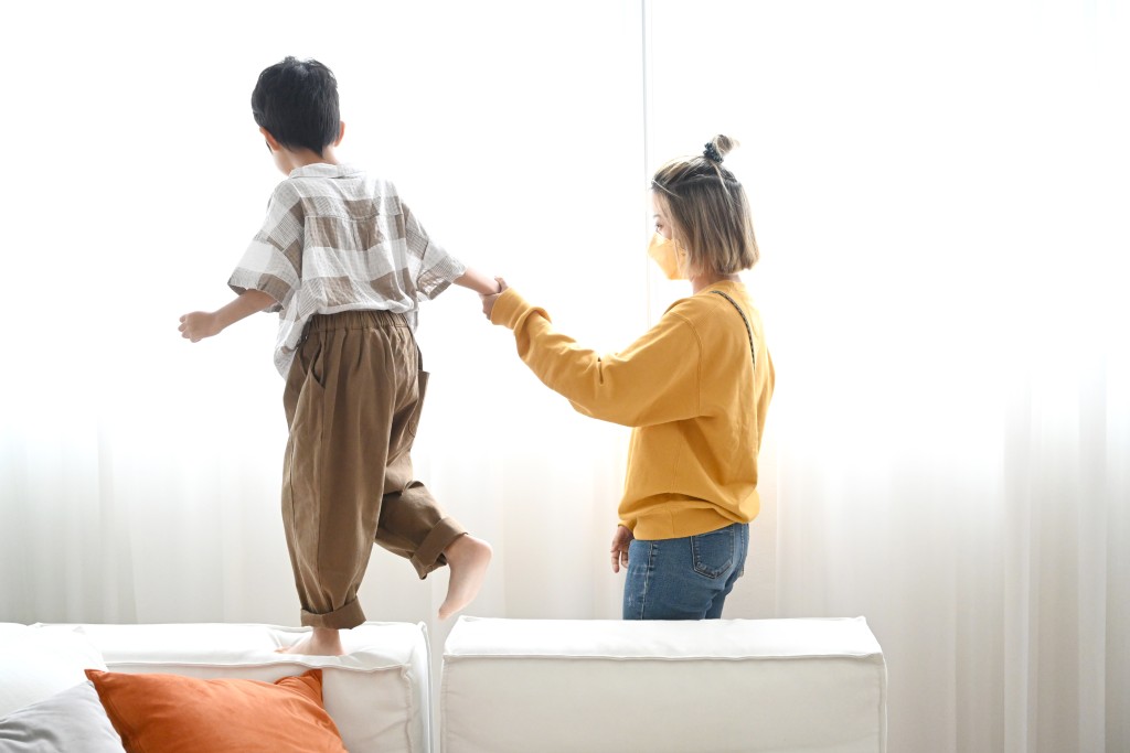 小Q是一位暖心滿滿的女生，處處關顧小朋友。(攝：褚樂琪、蔡建新)