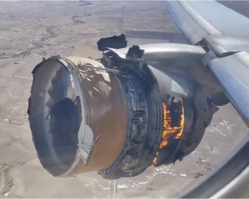 美國聯合航空一架波音777客機上周六出現引擎在空中爆炸起火、碎片沿途掉落的驚悚場面。AP資料圖片