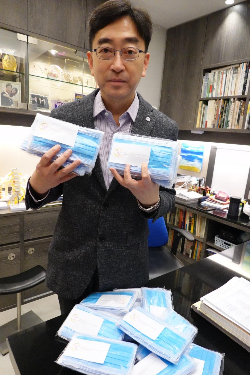 「心中有晴」主席高永文醫生獲得一批口罩。