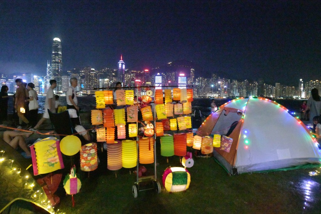 天文台今日（23日）表示，中秋節及翌日早晚部分時間多雲，或影響市民觀賞月亮全貌。