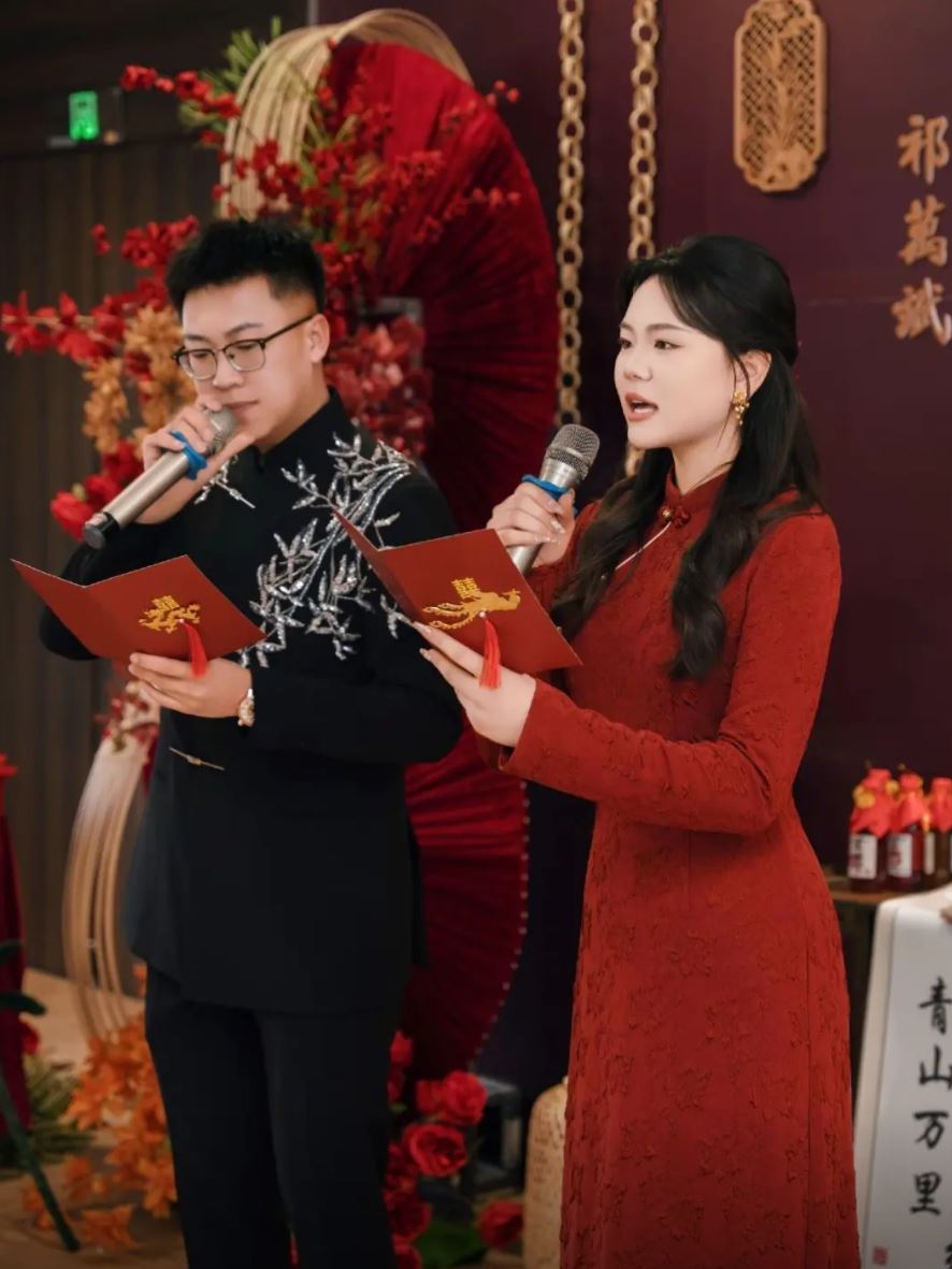 祁万斌和胡亚博去年已订婚。