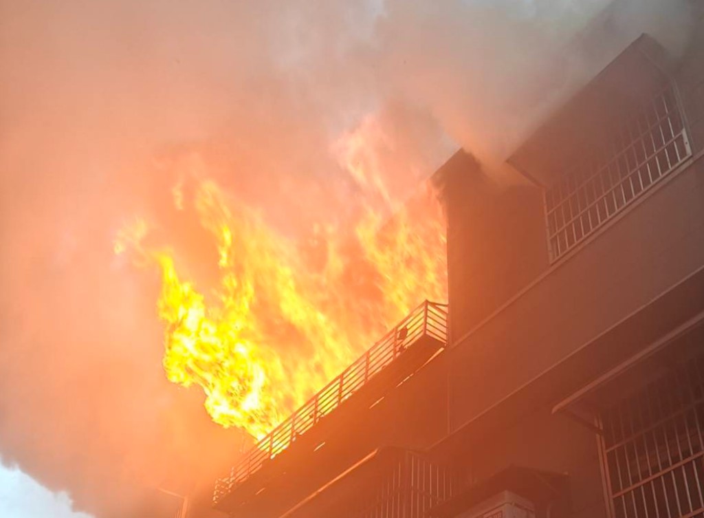 台桃园中坜清晨有住宅起火，火势猛烈，导致1名成人和4小童死亡。中时