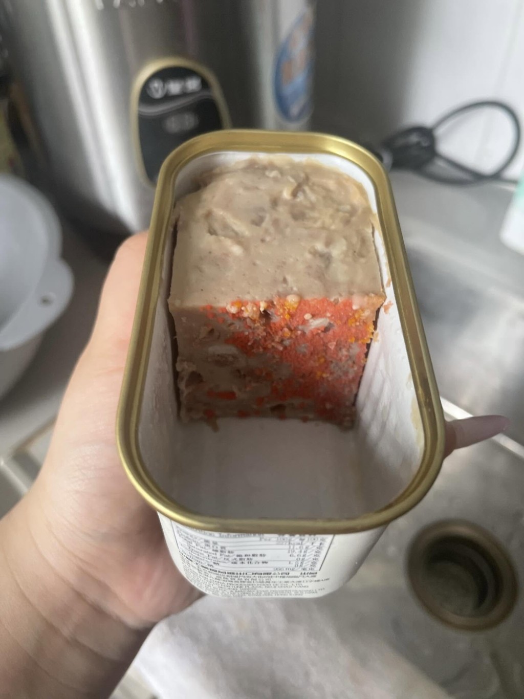 近日有网民在社交平台 Threads 发文，指自己将食剩的午餐肉放在雪柜下格「个几两个月」，结果午餐肉表面竟生出大量形似「明太子」的粉红色颗粒状细菌，画面极其震撼。(Threads@c.hhhing0225)