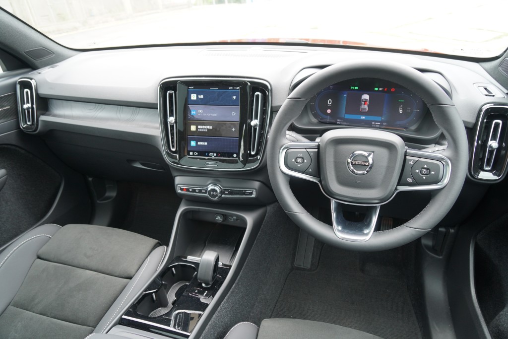 Volvo C40 Recharge Ultimate P6車廂內配12.3吋數碼儀錶板和9吋直立觸控式屏幕連Google多媒體系統。
