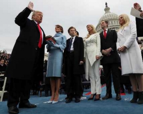 特朗普正式入主白宮。