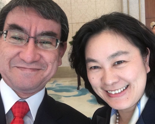 河野太郎上传与华春莹的自拍照。