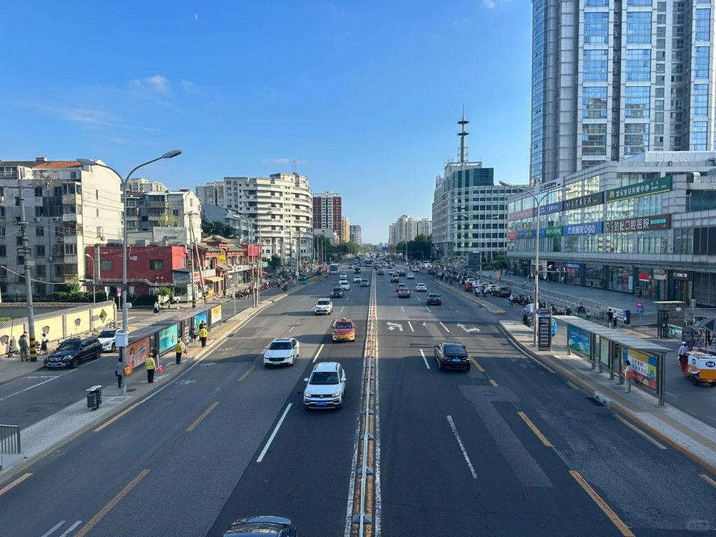 被告在北京丰台区某处，多次猥亵强奸受害人。图为丰台街景。小红书